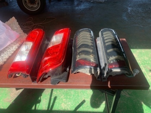 日産バンのテールランプ純正のものとカスタムのものがあります。欲しい人いますか？‼️‼️‼️