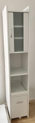 白色の縦長食器棚