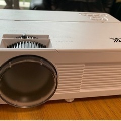 【ほぼ未使用】ホームシアターに最適の
小型プロジェクター【値下げ...