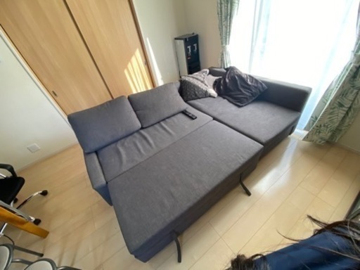 ベットにもできますし、収納スペースもあったりするのでお子さんがいる家庭とかにもお一人の方とかにも便利だと思います。色も合わせやすい優しいグレーです。