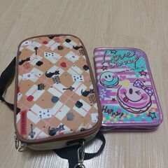 小学校で買わされる裁縫セットと彫刻刀セットです