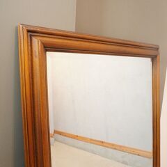 イタリアSpecchio molatoのクラシックでエレガントなウォールミラーです。アンティーク調の鏡は壁掛けでも立て掛けても使えるちょうど良いサイズ感。店舗などのアクセントにもおススメ♪DJ120の画像