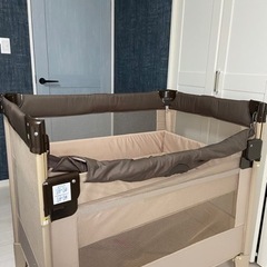 アップリカ ココネル　折り畳み式ベビーベッド（布団付き）の画像