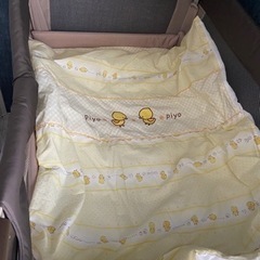 アップリカ ココネル　折り畳み式ベビーベッド（布団付き）の画像