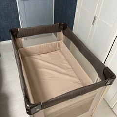 アップリカ ココネル　折り畳み式ベビーベッド（布団付き）の画像