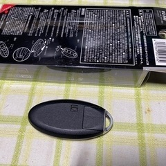 日産　キーレス（中古）とキーレスのメタルケース（新品）の画像