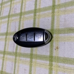 日産　キーレス（中古）とキーレスのメタルケース（新品）の画像