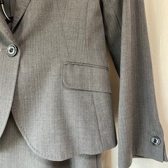 フレアスカートスーツの画像