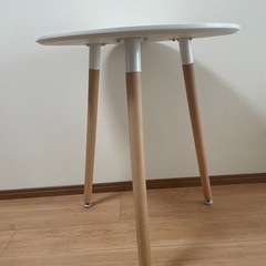 【値下げしました】　丸テーブルの画像