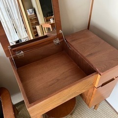 emo ドレッサー ウォールナット+スツール付の画像