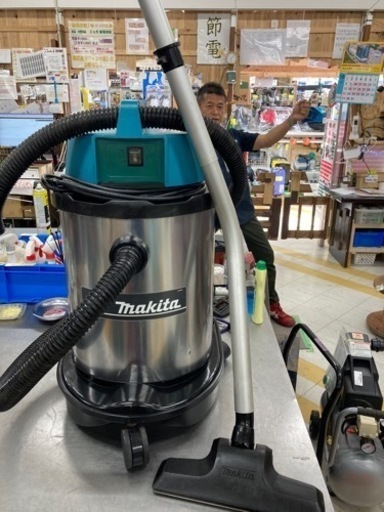 中古品 □ makita 乾湿両用集じん機 406 □ O □ IT47ZMD60BOW