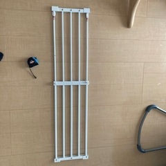 （0円でお譲りいたにます）突っ張り棒収納