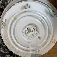 丸くて明るい天井ライトの画像