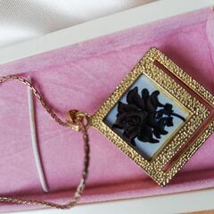 バラの花のペンダント