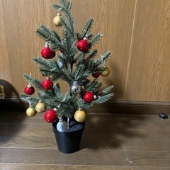 クリスマスツリー　飾り付き　の画像