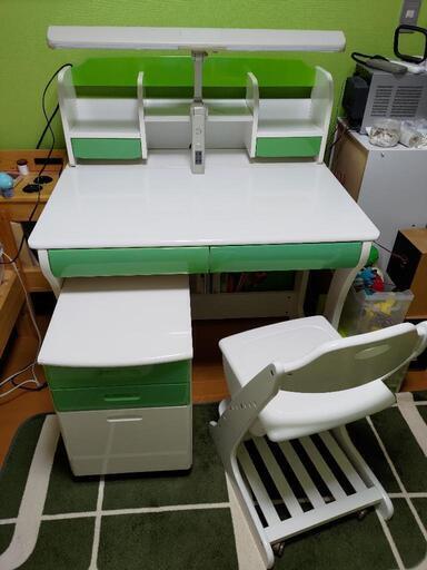 学習机と学習チェア 白 黄緑 電気スタンド付き