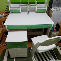 学習机と学習チェア 白 黄緑 電気スタンド付き