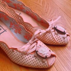 レトロな雰囲気のパンプス　サーモンピンク