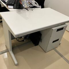 オフィスデスクの画像