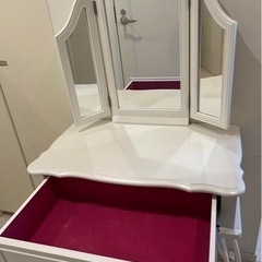 猫脚ドレッサーの画像
