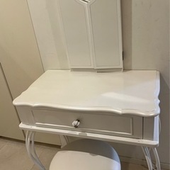 猫脚ドレッサーの画像