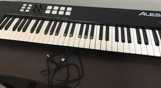 Alesis USB MIDIキーボードコントローラー61鍵ベロシティ対応FULL LEVELモード対応の8つのドラムパッド、アルペジエータ | Alesis USB MIDIキーボードコントローラー61鍵ベロシティ対応