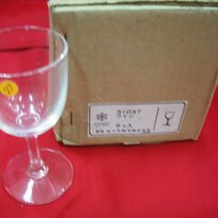 格安中古短期使用　ワイングラス、食前酒グラス　SASAKIブランド　、ｗ５，５ｈ１１ｃｍ、価格は単価です。１箱６個入りでお願い致します。全１２９個有ります。他にSASAKIブランド　タンブラーグラス、ワイングラス、シャンパングラス等有ります。映像には有りませんが専用箱入りです。  　所在地と必要数量及び必要日をお知らせくださいの画像