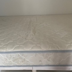 美品 セミダブル マットレスとベットフレーム