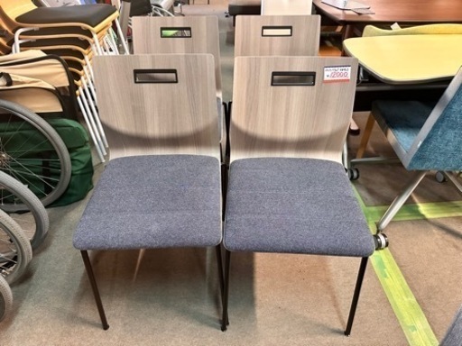 定価20万　オカムラ　スタッキングチェア　sweepスイープ