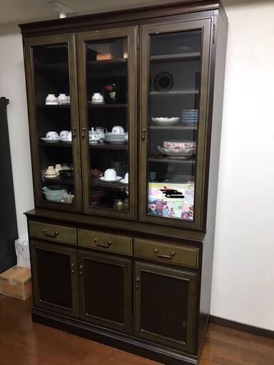 上品で風格のある食器棚