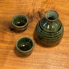 深い緑色の徳利とお猪口2個セットの画像
