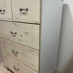 ナチュラルな脚付きチェスト/タンスの画像