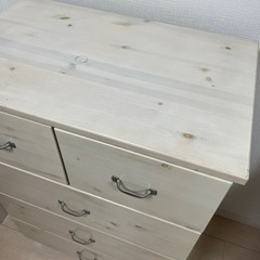 ナチュラルな脚付きチェスト/タンスの画像
