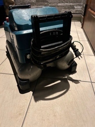 値下げしました！　makita マキタ　エアコンプレッサー　AC461XLH