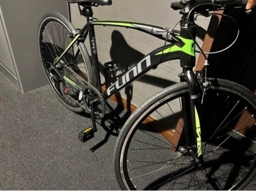 《未使用》自転車 クロスバイク シマノ製 700×28c【GT100】