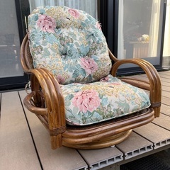 籐の回転座椅子の画像