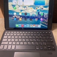 ipad 第7世代128GB (キーボードケース付き)の画像