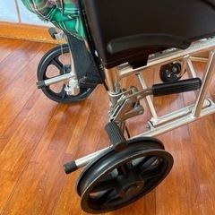 折りたたみ車椅子（タイヤありません）の画像