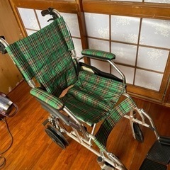 折りたたみ車椅子（タイヤありません）