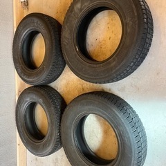 215/80R16 スタッドレスタイヤ(タイヤのみ)の画像