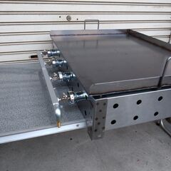 新製品　６ミリ鉄板　商売にも　大量調理にも　プロパンガス　グリラー　幅75cm　鉄板焼き　グリドル　便利なフチ持ち手付　新メニュー　歌フェス　夏イベント　キッチンカー　バーベキュー　キャンプ　グランピング　模擬店　イベント　縁日　町内会　自治会　町おこし　納涼祭、B級グルメ　カーニバル　運動会　桜祭り　七夕まつり　社内行事　展示会　合宿　屋台村　お祭り　お花見　フェスティバル　海の家　行事　学園祭　文化祭　盆踊り　飲食店　居酒屋の画像