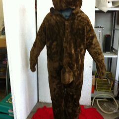 値下げ。要修理左眼ハズレ。格安中古短期使用　着ぐるみ子熊・本格イベントスーツ　「クマ・熊・くま・子熊」。 　動物・等身大　本体丈夫で、消臭・清潔な樹脂製・国産手造り品、本体スーツ、手、脚、靴セット。洗濯出来ます。 　パンダ・コアラ・トラ・ブタ・ウサギ・サル等１３種各1着先着限り。  の画像