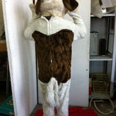 値下げ。要修理　口元・口先。格安中古短期使用　着ぐるみ・本格イベントスーツ　「イヌ・犬・いぬ。」。 　動物・等身大　本体丈夫で、消臭・清潔な樹脂製・国産手造り品、本体スーツ、手、脚、靴セット。洗濯出来ます。 　パンダ・コアラ・トラ・ブタ・ウサギ・サル等１３種各1着先着限り。  の画像