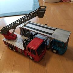 はしご車とキャリアカー