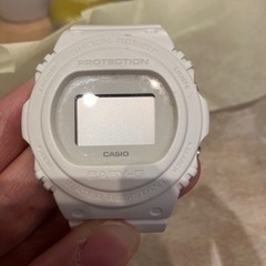 壊れてます　カシオ　ベイビージー　腕時計　白