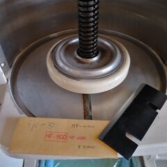 値下げ。格安中古電動アイススライサー・かき氷器セット　プラス替え刃新品４０００円相当付です。　初雪　国産中部工機製　ｗ４２ｄ２８ｈ６４ｃｍ、１００ｖ１５０ｗ　スライス調整機能付き。水切りラックとホース、氷旗、替え刃付の４点セットです。、使用感多少。点検済み。３台限りです。 　業務用のアイススライサー・かき氷機です。の画像