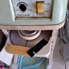 値下げ。格安中古電動アイススライサー・かき氷器セット　プラス替え刃新品４０００円相当付です。　初雪　国産中部工機製　ｗ４２ｄ２８ｈ６４ｃｍ、１００ｖ１５０ｗ　スライス調整機能付き。水切りラックとホース、氷旗、替え刃付の４点セットです。、使用感多少。点検済み。３台限りです。 　業務用のアイススライサー・かき氷機です。の画像