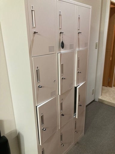 【美品】ロッカー12人用　3列4段　スチールロッカー　シリンダー錠　鍵付き