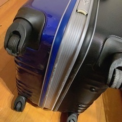受け渡し待ち【まだ使用できますがタイヤ一部破損】キャリーケース ブルーの画像