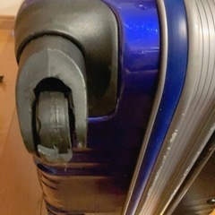 受け渡し待ち【まだ使用できますがタイヤ一部破損】キャリーケース ブルーの画像